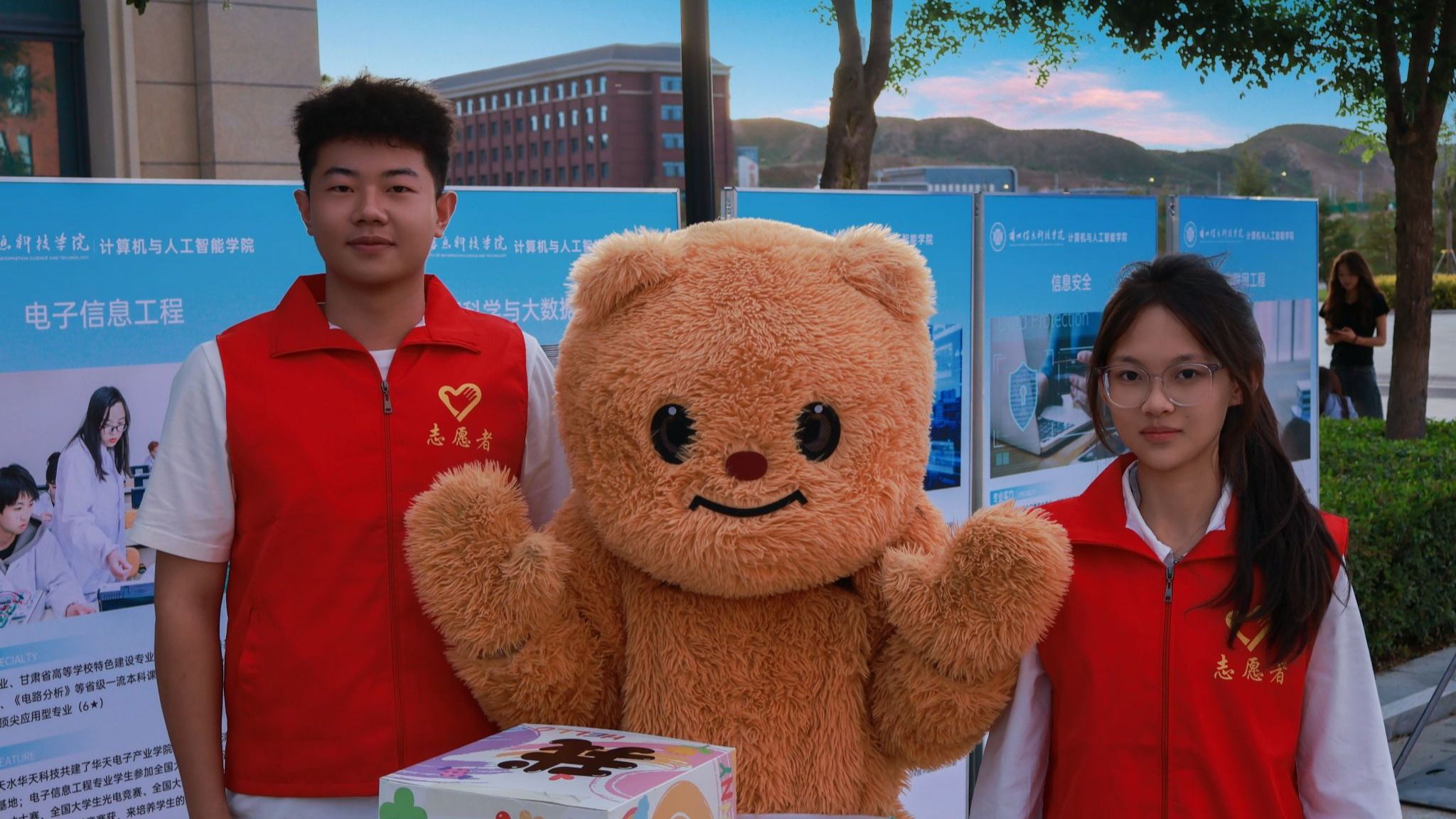 青春志愿行，温暖迎新路——新“声”报到即上岗，计算机与人工智能学院两名大一新生助力迎新