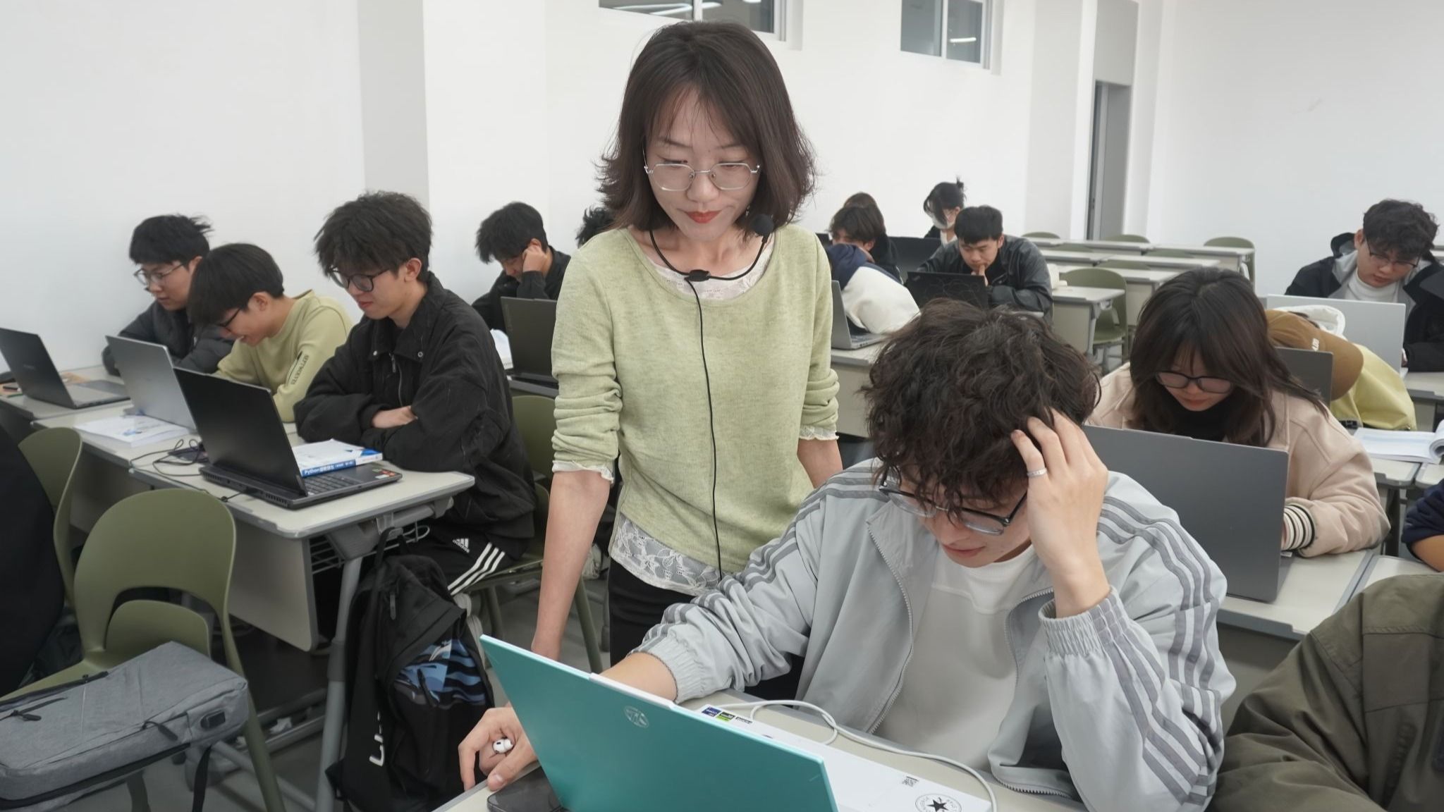 落实以学生为中心 探索数智育人新模式 ——《Python程序设计C》全...