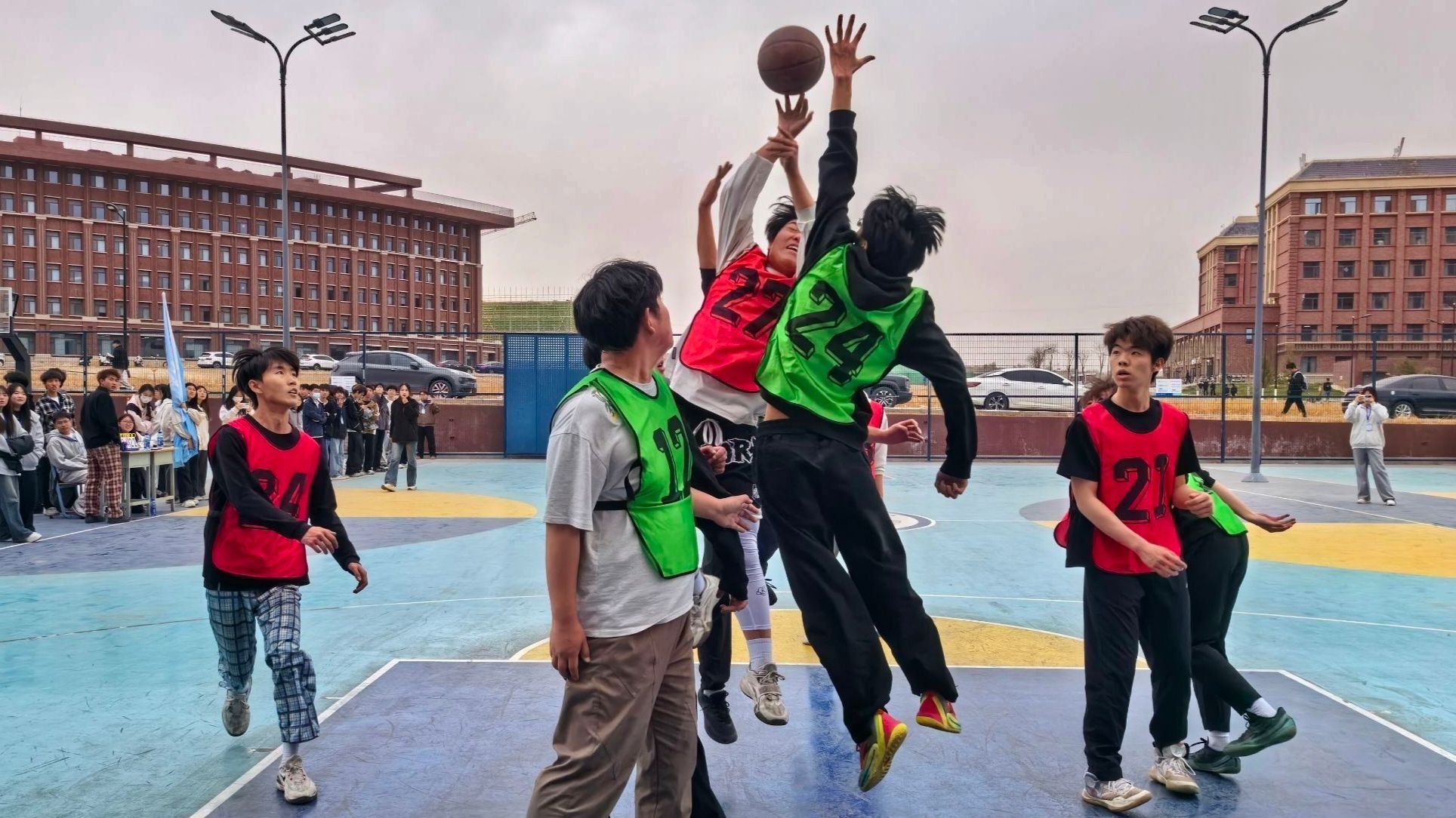 燃情星河篮场 青春逐梦争锋——兰州信息科技学院计算机与人工智能学院班级体育超级大联赛-篮球赛火热开赛