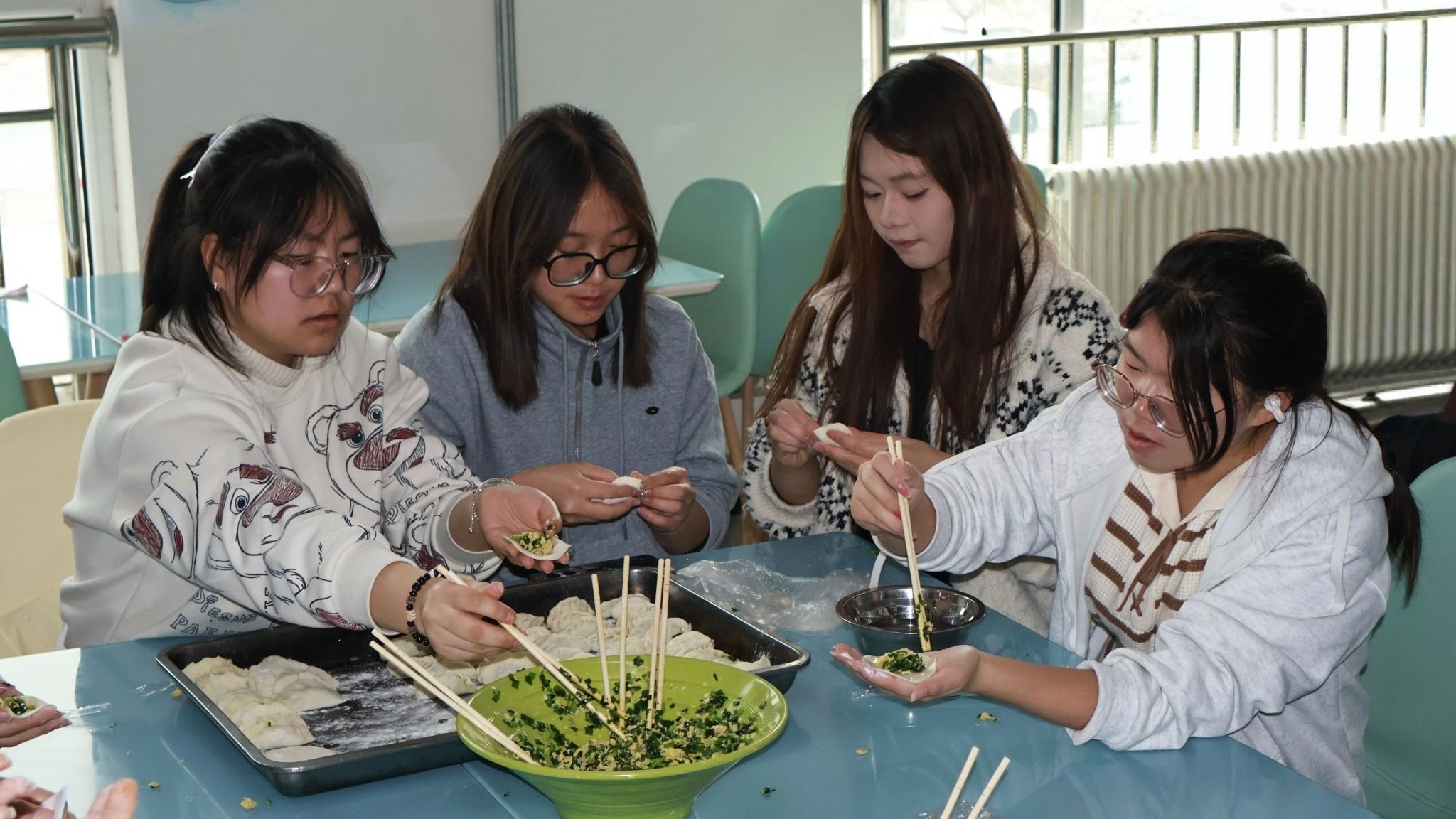 “饺香四溢满校园，笑语共织爱国情”计算机与人工智能学院暖冬活动圆满落幕