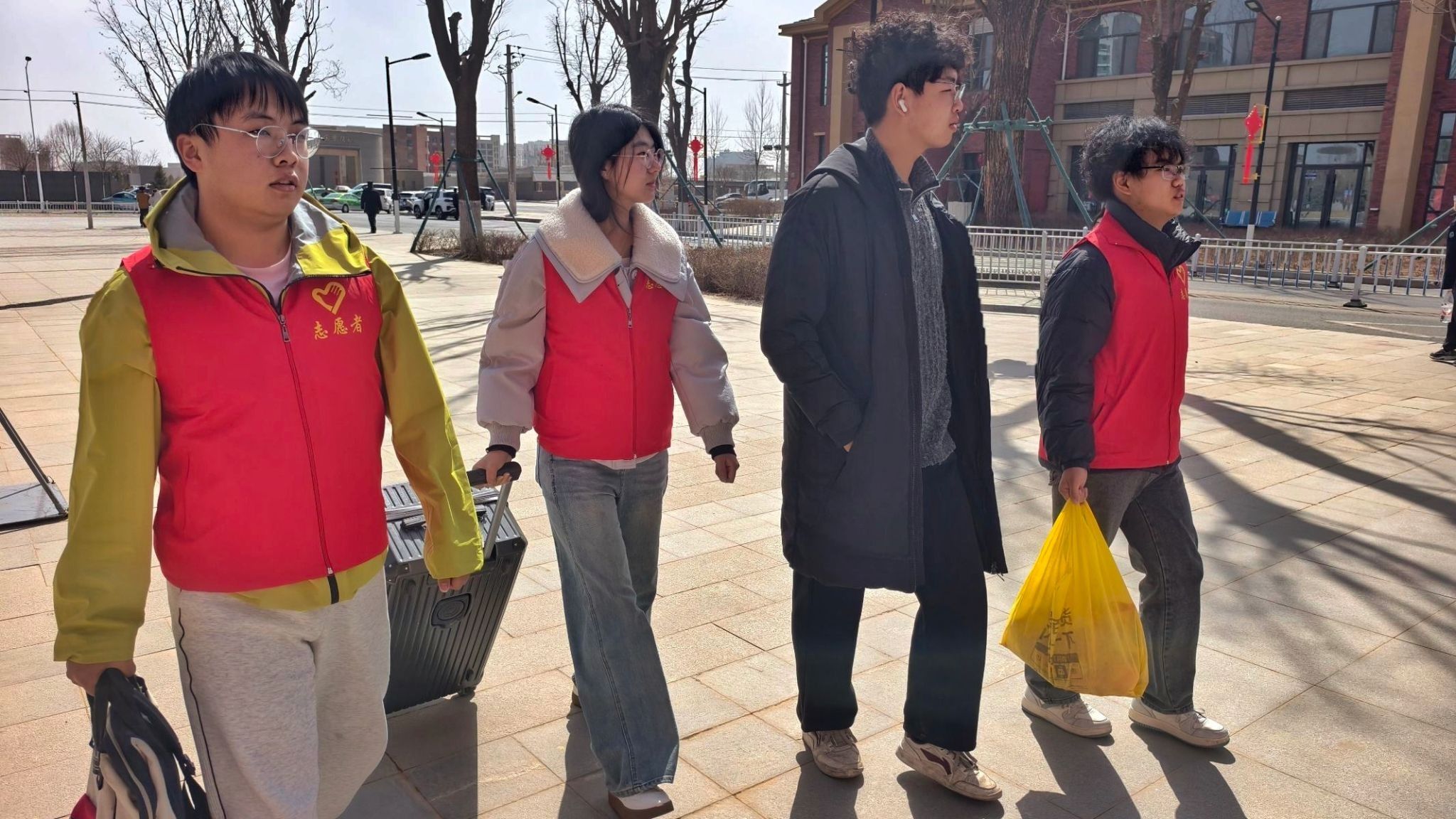 迎新不打烊 服务暖校园 ——兰州信息科技学院计算机与人工智能学院暖心开启新学期迎新志愿服务